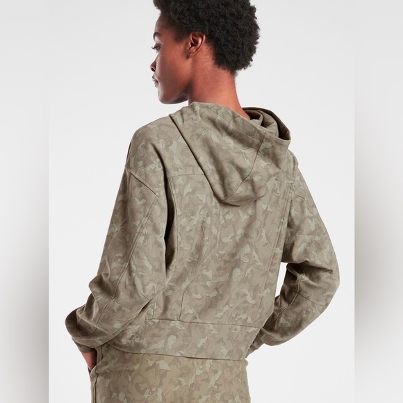 Athleta Farallon Printed Cotton Sweatshirt in Stratum Camo Laurel Olive XL - Picture 3 of 8